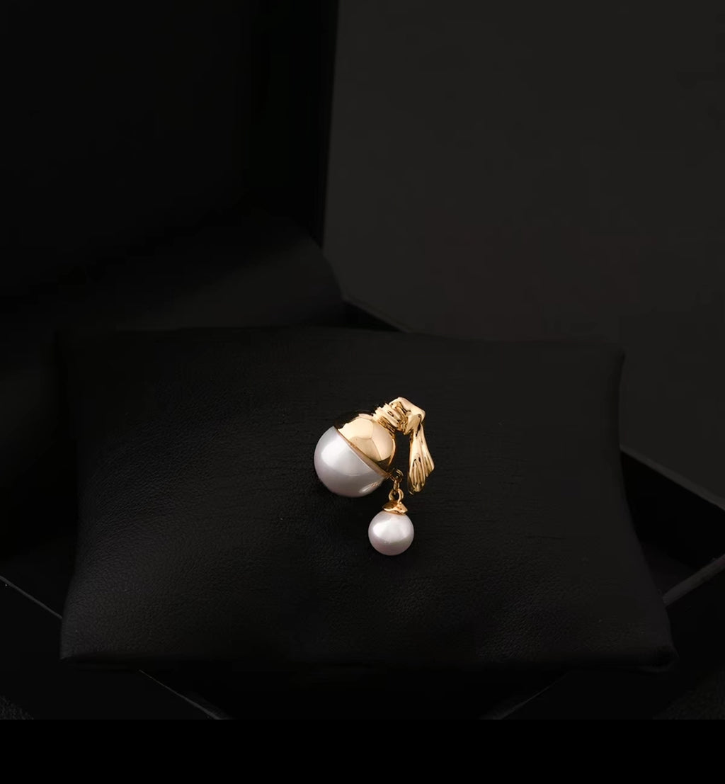 Girl with a Pearl Earring Brooch Pin