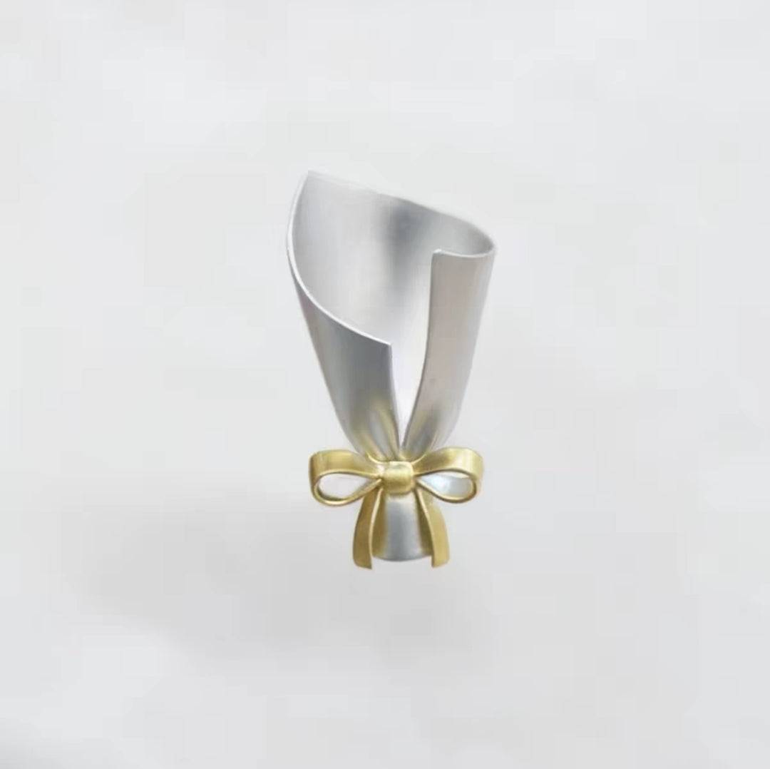 Elegant Bloom Brooch – Minimalist Floral Holder Pin