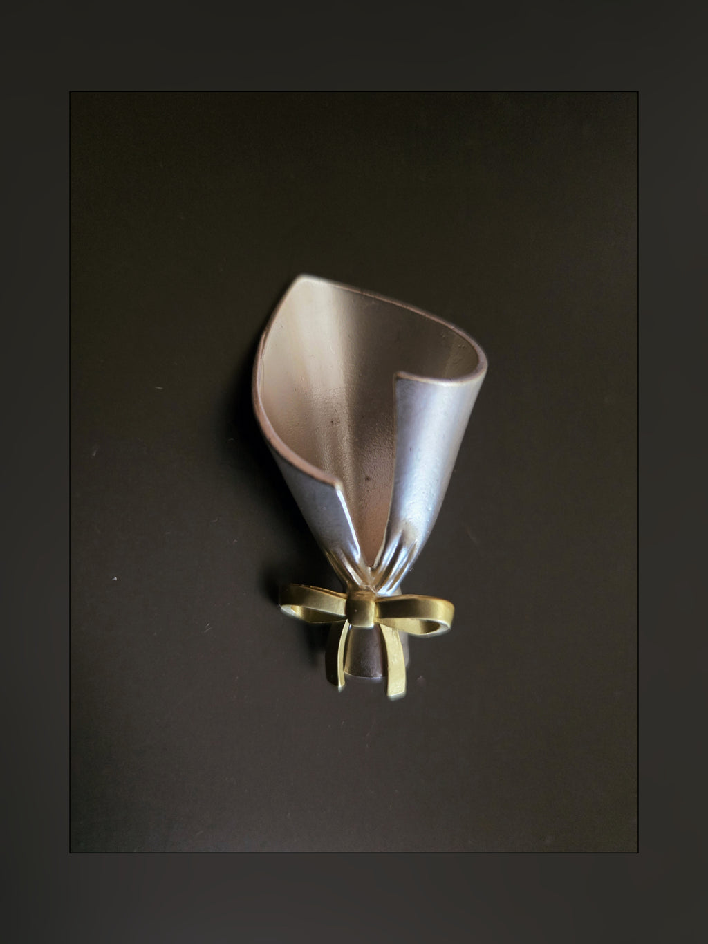 Elegant Bloom Brooch – Minimalist Floral Holder Pin