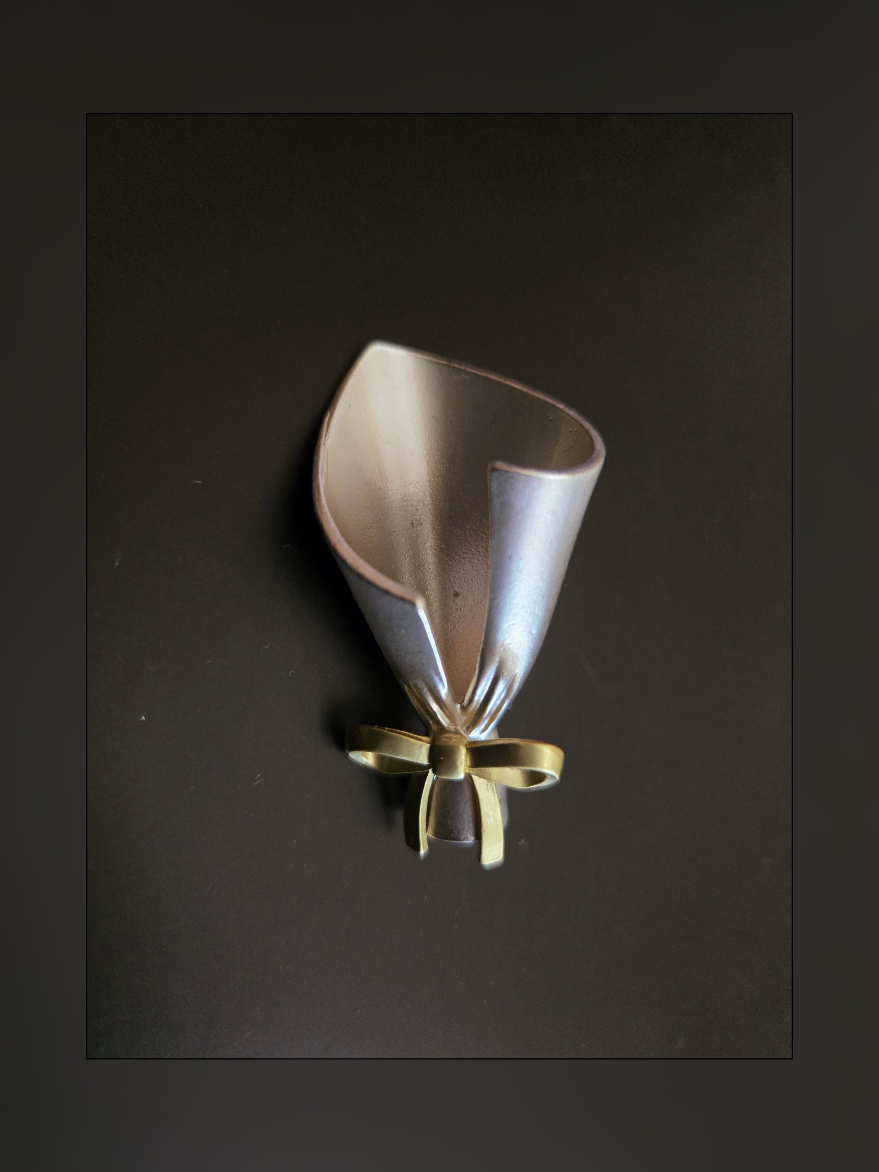 Elegant Bloom Brooch – Minimalist Floral Holder Pin